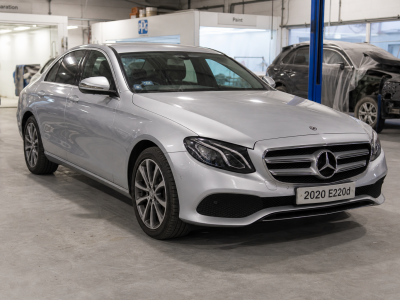メルセデス・ベンツ E220d — 鈑金・塗装 下地処理 部分塗装 乾燥・研磨の施工写真